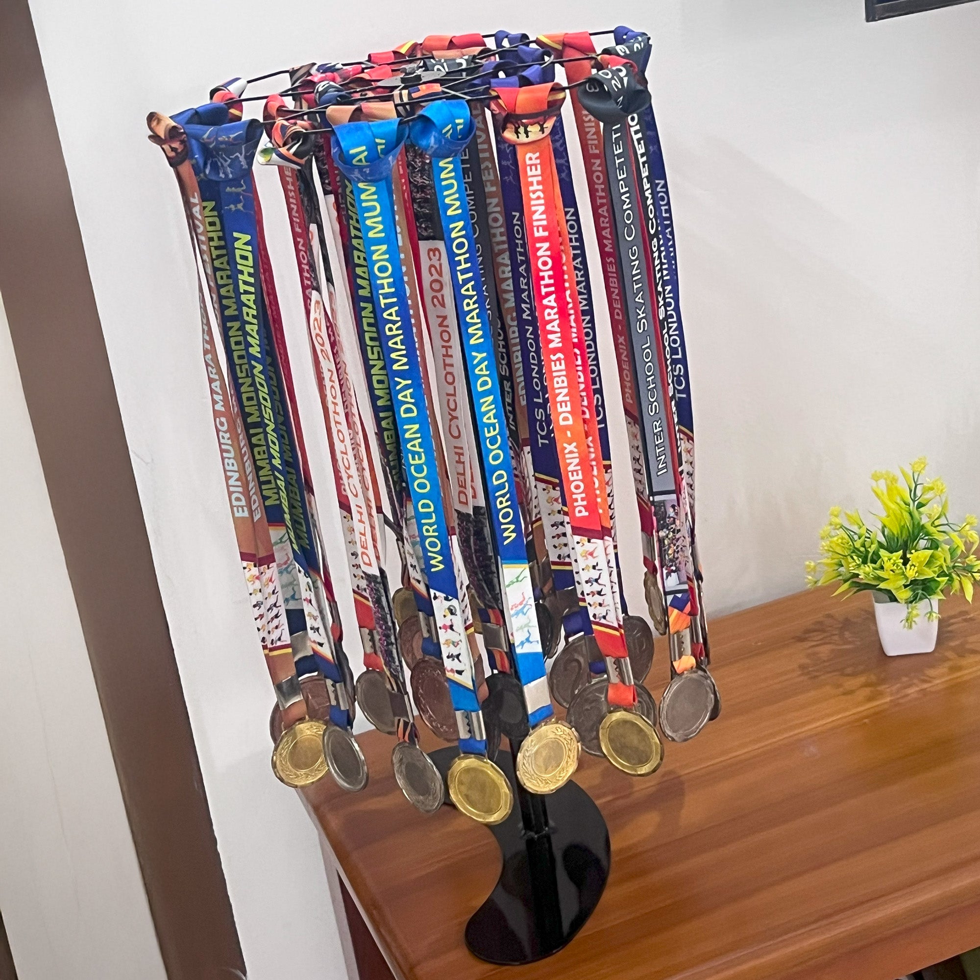 360° Medal Display Stand – Glory Rotating Hanger – Black Glossy – Hang Up to 75 Medals