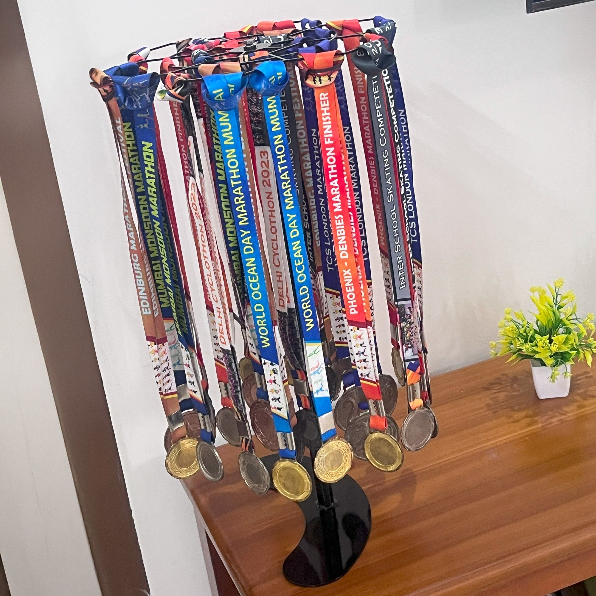 360° Medal Display Stand – Glory Rotating Hanger – Black Glossy – Hang Up to 75 Medals