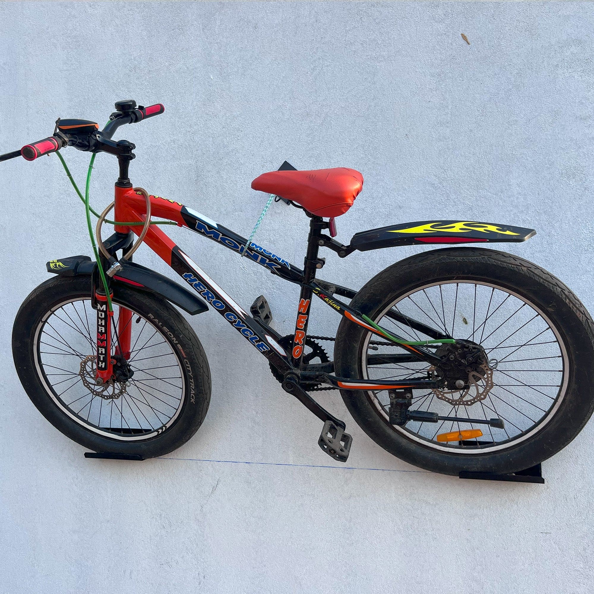 Triangle Bicycle Wall Mount  - Space-Saving Indoor/Outdoor Bike Storage - Holds Up to 20kg